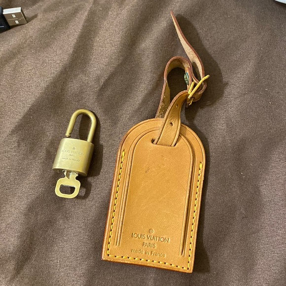 - Authentic LOUIS VUITTON NAME BUNDLE TAG AND POIGNET SET With Lock and key #312 - Picture 2 of 7